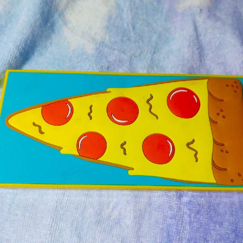 I ❤️ Revolution Pizza Eyeshadow palette